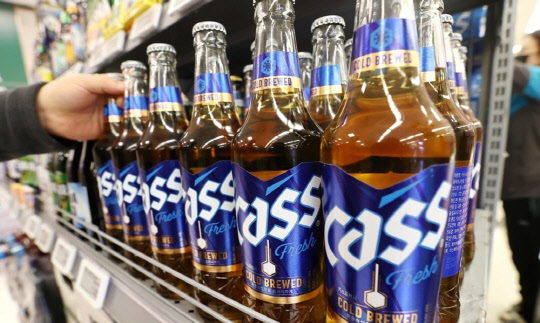 서울 한 대형마트에 맥주들. 연합뉴스.